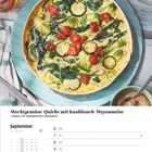 „Marktgemiüse-Quiche mit Knoblauch-Mayonnaise“, Kalenderblatt für September 2027 mit Quiche und Getränk.