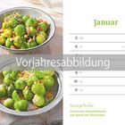 „Vorjahresabbildung“ steht groß über zwei Schüsseln voller Rosenkohlsalat auf einem Kalenderblatt für Januar.