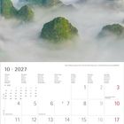 Kalender für Oktober 2027. Oben grüne Hügel, umgeben von Nebel, wahrscheinlich Landschaft in Guangxi, China.