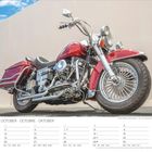Kalender für Oktober, Bild eines roten Motorrads mit glänzenden Chromteilen vor einer Wand.