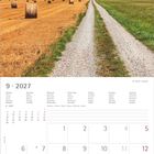 9 · 2027. Wochen, Tage und Notizen sind in mehreren Sprachen unter einem Foto von Feld und Wanderweg angezeigt.