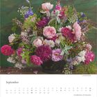 „September“, Kalender mit einem Bouquet aus rosa, lila und weißen Blumen in einer Vase.