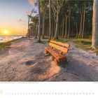 September 2027. Aussicht am Gespensterwald, Nienhagen. Strand mit Sonnenuntergang, Bank und Bäume vorne rechts.