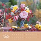 Okt, Kalendertage. Ein Strauß aus Rosen und Herbstbeeren in einem Topf, umgeben von Hagebutten und Quitten auf einem Tisch.