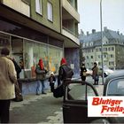 "Blutiger Freitag" in roten Buchstaben, darunter "Ein Gloria-Farbfilm". Szene mit Personen, davon einige mit roten Masken, auf einer Straße.