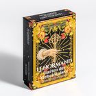 „Lenormand Garten der Geheimnisse“ steht auf einer dekorativen Schachtel mit Blumen und einer illustrierten Hand.