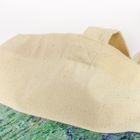 Eine beige Stofftasche mit einem Farbdetail in Grün und Blau an der unteren Ecke, ohne sichtbaren Text.