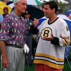 Ein Mann trägt ein Trikot mit einem großen "B". Sie stehen auf einem Golfplatz, umgeben von Regenschirmen.