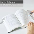 „Intuitive Bedienung“ und „zum Umblättern einfach den Clip lösen“. Ein Buch wird mit einem Clip gehalten.