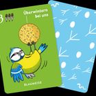 3, Überwintern bei uns, Blaumeise. Illustration: Blaumeise mit Futterkugel, grüner Hintergrund.