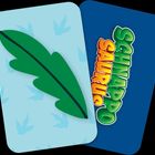 Zwei Spielkarten: Eine zeigt den Schriftzug "Schnapposaurus" auf Blau, die andere eine grüne Feder auf Hellblau mit Fußabdruck-Muster.