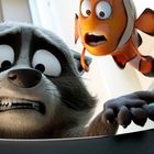 Eine ängstliche, anthropomorphe Waschbär-Illustration neben einem entsetzten Clownfisch.