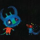 Zwei fantasievolle, bunte Kreaturen auf schwarzem Hintergrund. Links ein blaues Wesen, rechts ein gestreiftes Tier.