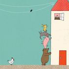 Tiere stehen übereinander, um durch ein Fenster an einen Kuchen zu gelangen. Ein Huhn schaut zu. Oben sitzt ein Vogel auf Leitungen.