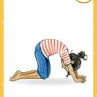 Ein Kind kniet auf Händen und Knien, trägt ein rot-weiß gestreiftes Shirt und blaue Hose. Oben ein Spielzeugtraktor und Katze.