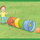 Ein Kind mit Brille und Streifenpullover steht auf einer Wiese. Daneben ein bunter Spieltunnel und ein gepunkteter Ball.