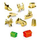 Goldene Spielfiguren: Schuh, Schubkarre, Hund, Auto, Katze, Hut, Schiff, Fingerhut; bunte Häuser unten.