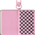 Ein rosa Notizbuch mit einem schwarz-rosa Schachbrettmuster auf der Innenseite und einem rosa Karabinerhaken am oberen Rand.