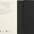 Links Text: Zitat über Moleskine Notizbücher und Info zur Moleskine Foundation. Rechts eine schwarze Buchinnenseite.