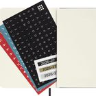 „2026-27“ auf Etiketten, schwarze Buchstabensticker. Offenenes Notizbuch mit farbigen Stickern in Blau und Rot.