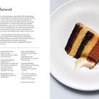 "Sicilian Torta Setteveli. Rezept für eine Schichttorte mit Schokolade und Haselnuss, serviert auf einem weißen Teller mit Gabel."