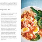 Texte: "Penang Prawn Mee", Zutatenliste, Zubereitungsschritte.  
Rechts ein Teller mit Garnelen, Ei und grünem Gemüse.