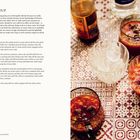 "BLOODY MARY SOUP" ist eine Rezeptbeschreibung. Rechts sind zwei Gläser mit roter Suppe und ein Glas mit Eiswürfeln.