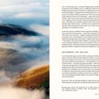 Es gibt zwei Abschnitte mit den Titeln "Gimblett Gravels" und "Martinborough: Guts and Glory". Der Text beschreibt Weinregionen in Neuseeland. Unten rechts steht "New Zealand 185". Im unteren Bildbereich sieht man Hügel, die in Nebel gehüllt sind.