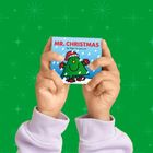 Text: "MR. CHRISTMAS by Roger Hargreaves." Hände halten ein kleines Buch mit einer Illustration eines fröhlichen, grünen Baums.