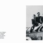 „Mons Meg“ von Jack Wallace, August 1, 1950. Kinder sitzen lächelnd und fröhlich auf einem riesigen Kanonenrohr.