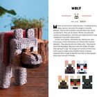 "Wolf. Skill Level. Wolves can be found; follow you, defend you; faithful friend. Finished measurements: Height: 6 in."  
Links: Ein gehäkelter grauer Hund mit rotem Halsband steht auf einem Tisch.
