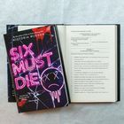 Covertext: „SIX MUST DIE“. Illustration zeigt ein trauriges Gesicht in Neonoptik.  
Innen: Gerichtsdokument-Titel, Zeugenaussage.