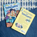 Vor einem blauen Hintergrund liegt ein Comic mit der Aufschrift "The Brainstormerz" und "Money Talks". Drei Cartoon-Kinder sind vorne zu sehen.