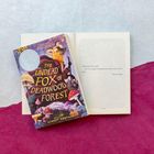„The Undead Fox of Deadwood Forest, Aubrey Hartmann“. Buntes Cover mit einem Fuchs und Pilzen. Texte auf der Buchseite.
