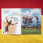 Eine Illustration zeigt einen jubelnden Fußballspieler und Kinder, die auf einem Spielfeld nach einem Ball springen.