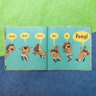 Text: "Uncle! Dave! Sent! Me! A! Pony!" Illustration: Ein fröhliches Kind in buntem Outfit springt auf einer grünen Seite.