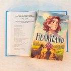 Covertext: "Heartland" von Jilanne Hoffmann. Illustration: eine Person mit Pferden vor einem Bauernhof. Innen: dichter Text.
