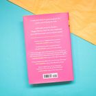 Der Hintergrund ist halb blau, halb orange. Ein pinkfarbenes Buch hat Textzitate und ist auf einer bunten Oberfläche platziert.