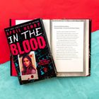 Buchcover: „April Henry – In the Blood“. Text auf offener Seite beschreibt eine Doku zu Portland. Roter und türkisfarbener Hintergrund.