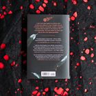 Textzitat über eine Hand, die gegen eine Balkontür schlägt. Lobende Buchrezensionen von verschiedenen Autoren.