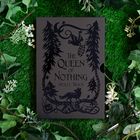 "The Queen of Nothing" von Holly Black. Dunkles Cover mit Waldmotiv, Wolf, Vogel und floralen Elementen, umgeben von Pflanzen.