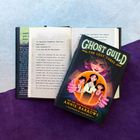 Buchumschlag mit der Aufschrift "Ghost Guild: The Lost Three". Illustration dreier Kinder im Vordergrund, umgeben von einer mysteriösen Figur.