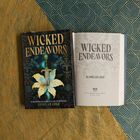 "Wicked Endeavors" von Kamilah Cole. Ein geschlossenes Buch mit Lilie und Schwert, daneben die geöffnete Titelseite.