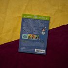 "MEET THE KIDS IN MRS. Z'S CLASS!" Text, Illustration eines Jungen, drei Buchcover, Hintergrund in Grün, Blau, Gelb und Rot.