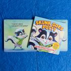 Text: „Skunk Goes Potty“, „I did it! I did it! I pooped in the potty!“ Ein fröhliches Stinktier, grün gestreiftes Hemd, blauer Hintergrund.