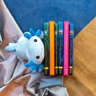 "The Last Immortals: Dawn of the Axolotl" Buchtitel, daneben ein blaues Stofftier eines Axolotl auf bunten Stoffen.