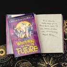 Buchcover mit Titel "Which Way to the Future" von Cressida Cowell. Dahinter Text über fünf Kinder mit magischen Gaben.