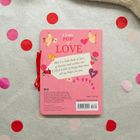"A Little POP of LOVE" ist ein rosafarbenes kleines Buch mit Tauben, Herz und Blumenmotiven. Preis: $13.99, ab 5 Jahren.