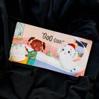 "Goo ooo!" Ein Kind mit Zahnbürste erschrickt vor einem kleinen Geist in der Badewanne. Buntes Badezimmer-Illustration.