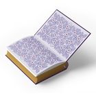 Ein geöffnetes Buch zeigt ein florales Muster in Blau. Die Seiten sind mit detaillierten Blumen und Blättern verziert.